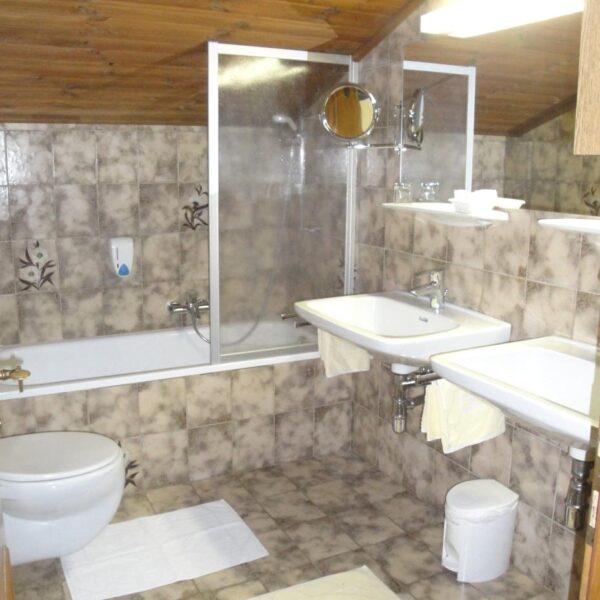 Badezimmer_Familienapp_50m²