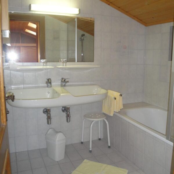 Badezimmer_mit_Wanne_-_Dachterrassenapp_78m²