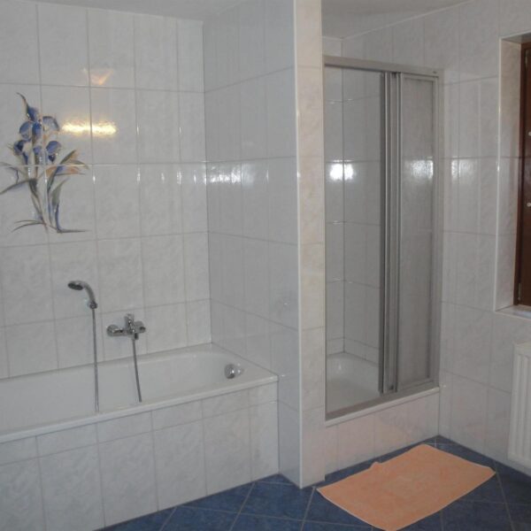 Dusche_und_Badewanne