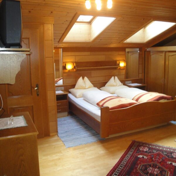 Schlafzimmer_1_mit_Bad_und_WC_getrennt_-_Dachterra