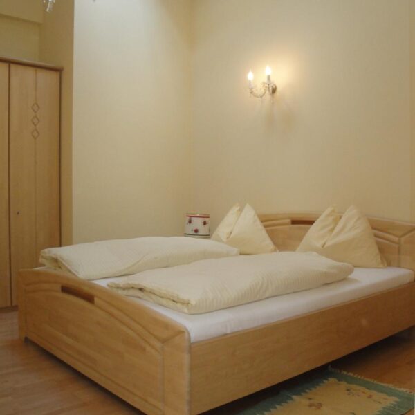 Schlafzimmer_2_mit_Dusche_WC__-_Dachterrassenapp_